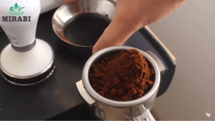 pha cà phê espresso bằng máy
