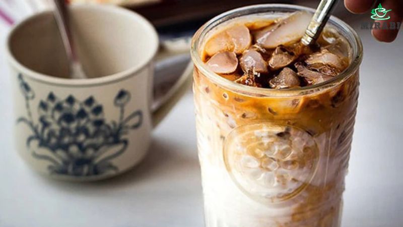 uống cà phê buổi sáng